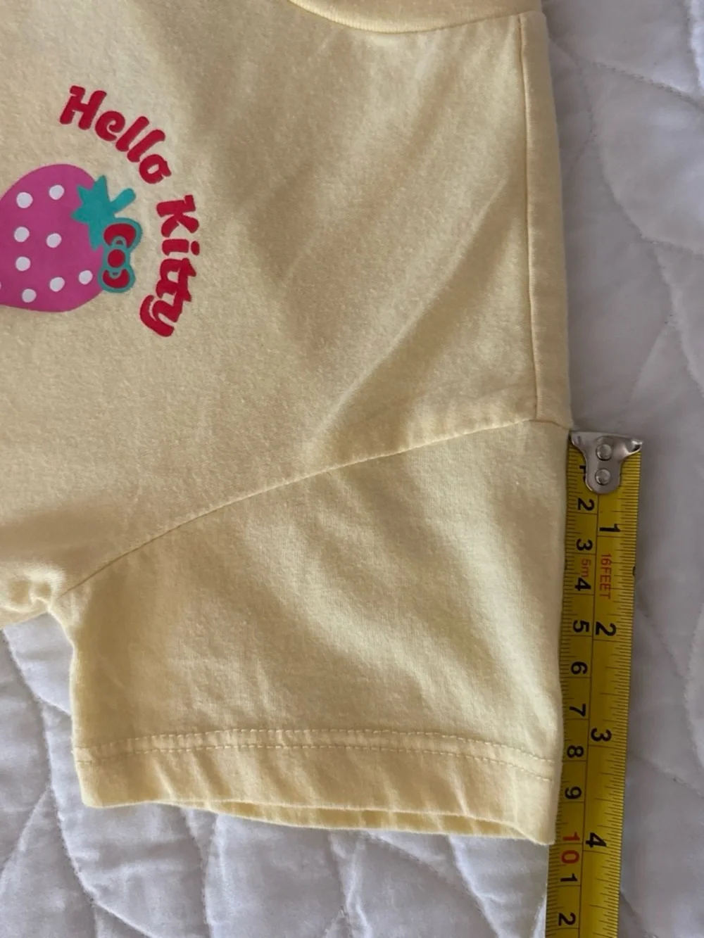 🍓Hello Kitty Strawberry Dreams Girls XS (4/5) Yellow Graphic Crew Neck Tee